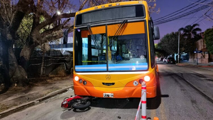 Fuerte choque entre un colectivo y una moto deja como saldo una persona herida de gravedad