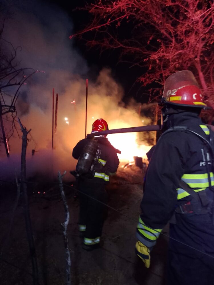 Por una disputa, balearon a un joven y luego le incendiaron la casa