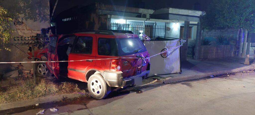 Perdió el control del auto, chocó contra una casa y murió su acompañante