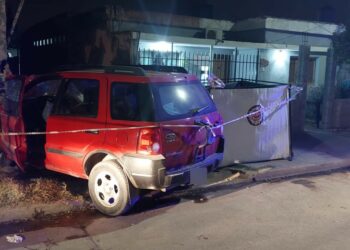 Perdió el control del auto, chocó contra una casa y murió su acompañante