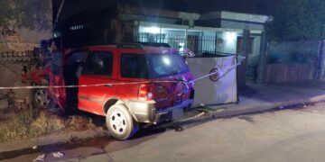 Perdió el control del auto, chocó contra una casa y murió su acompañante