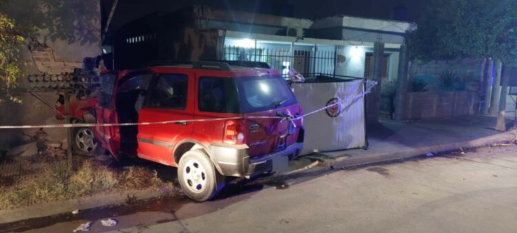 Perdió el control del auto, chocó contra una casa y murió su acompañante