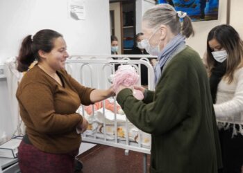 El hogar Padre La Mónaca entregó tejidos a niños internados en el Hospital Infantil