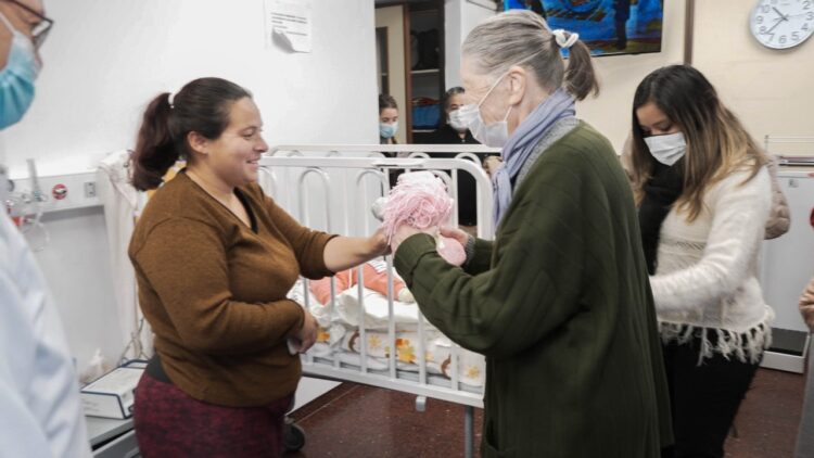 El hogar Padre La Mónaca entregó tejidos a niños internados en el Hospital Infantil