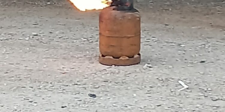 Bomberos logran contener exitosamente un incendio en una planta de gas de El Quebrachal