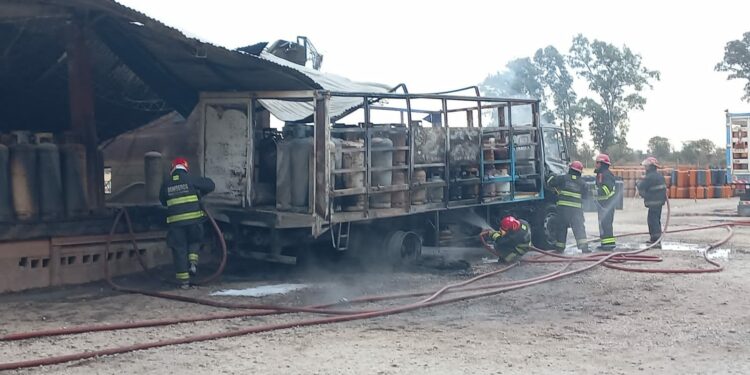 Bomberos logran contener exitosamente un incendio en una planta de gas de El Quebrachal
