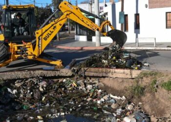 Limpian seis cuadras de residuos con una retroexcavadora en barrio Remedios de Escalada