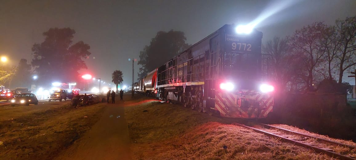 Un tren colisionó con un auto y dejó como saldo un herido
