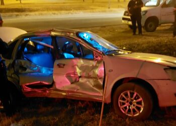 Un tren colisionó con un auto y dejó como saldo un herido