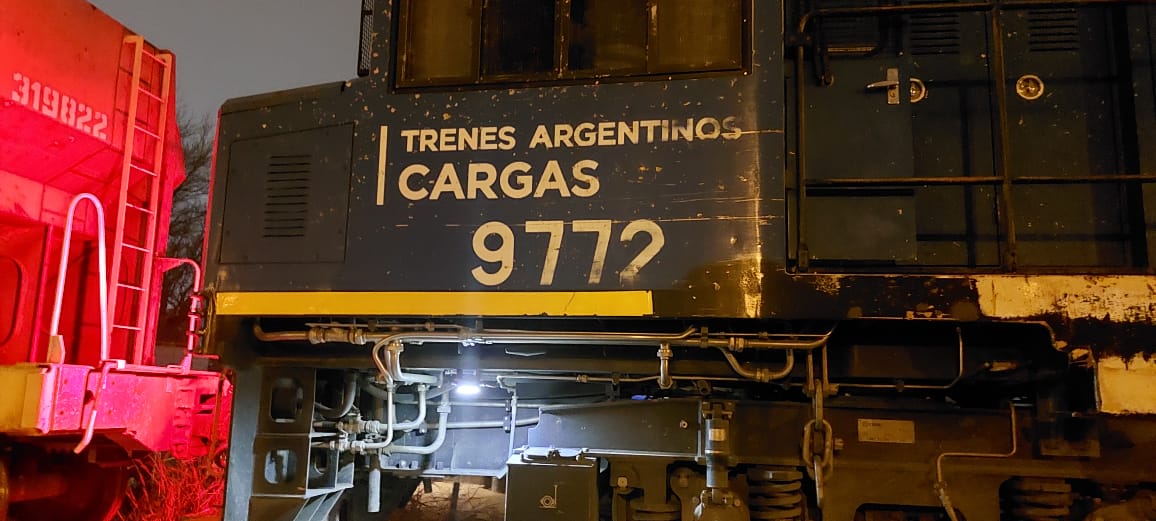 Un tren colisionó con un auto y dejó como saldo un herido