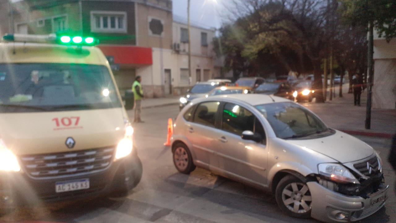 Fuerte choque entre dos autos en barrio Observatorio