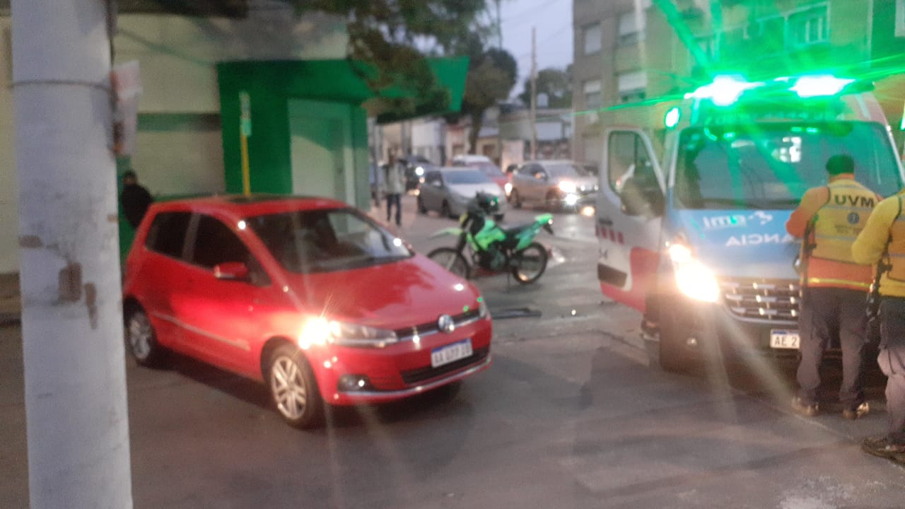 Fuerte choque entre dos autos en barrio Observatorio