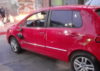 Fuerte choque entre dos autos en barrio Observatorio