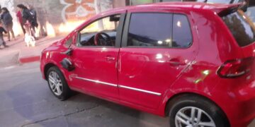 Fuerte choque entre dos autos en barrio Observatorio