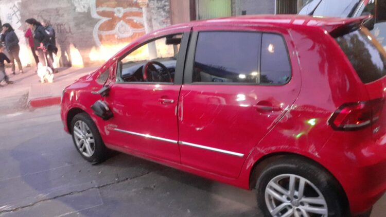 Fuerte choque entre dos autos en barrio Observatorio