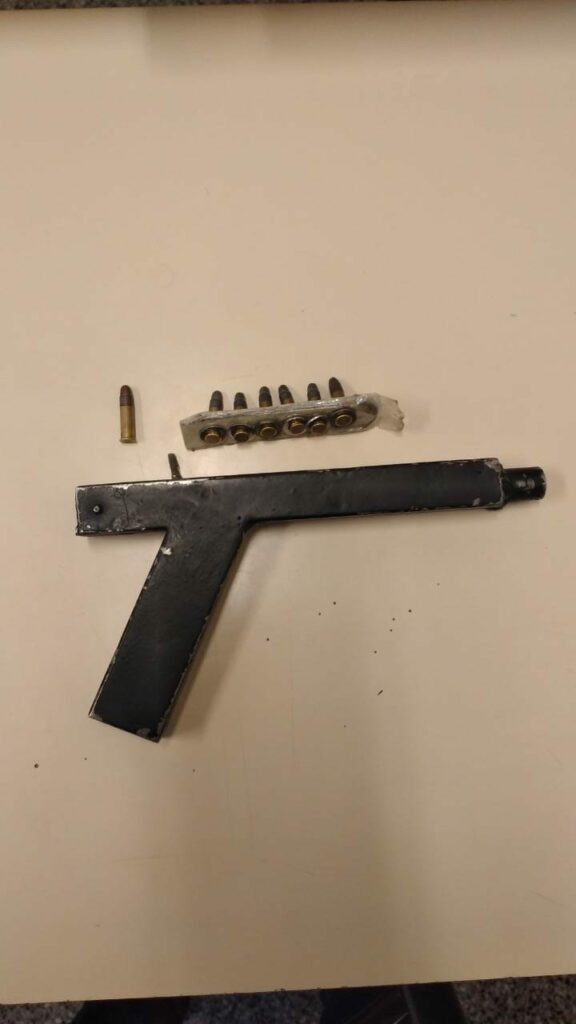 Un alumno de 16 años llevó un arma a la escuela y las autoridades activaron el protocolo