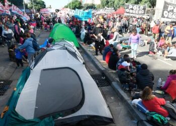 La crisis social tensa la relación con las organizaciones de base