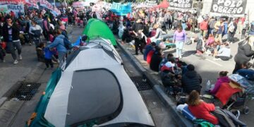 La crisis social tensa la relación con las organizaciones de base