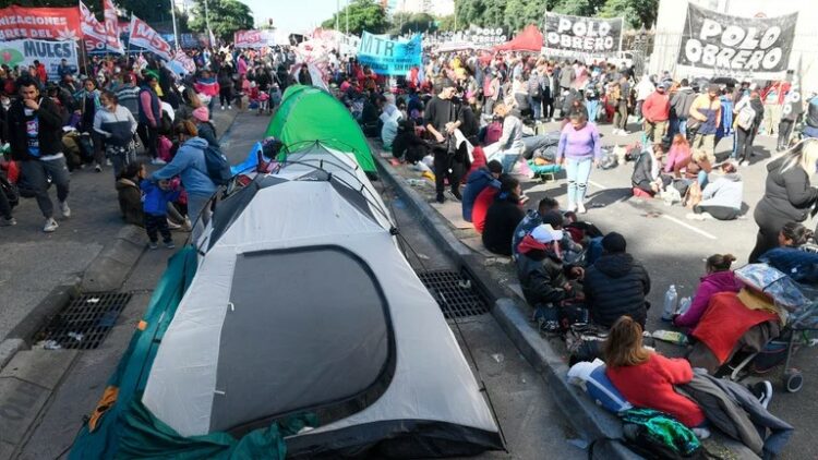 La crisis social tensa la relación con las organizaciones de base