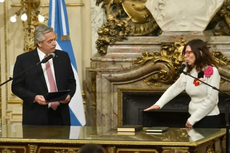 El presidente Alberto Fernández tomó juramento en el Salón Blanco de la Casa Rosada a la ministra de Economía, Silvina Batakis.