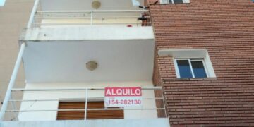 Los alquileres suben 61% en el año y se alejan de los salarios