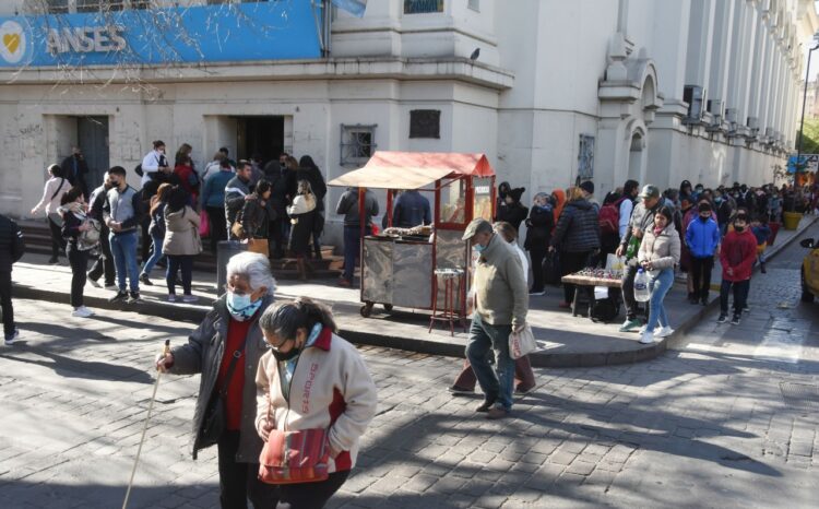 En la sede local de Anses se vieron ayer largas colas para completar el Rase.