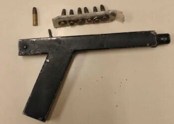 Llevó un arma de fuego casera a la escuela y causó pánico