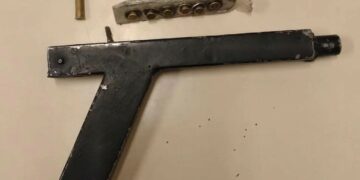 Llevó un arma de fuego casera a la escuela y causó pánico