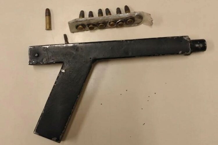 El arma casera fue diseñada por el alumno, quien la llevó a clases para mostrarla.