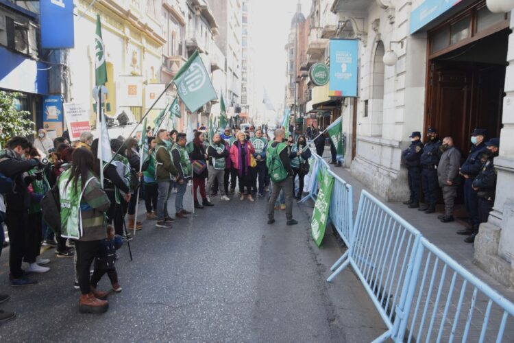 Los manifestantes fueron recibidos por funcionarios del ministerio que escucharon sus reclamos.