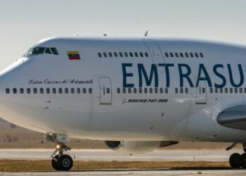 Prohíben que los iraníes y venezolanos del avión puedan salir de Argentina