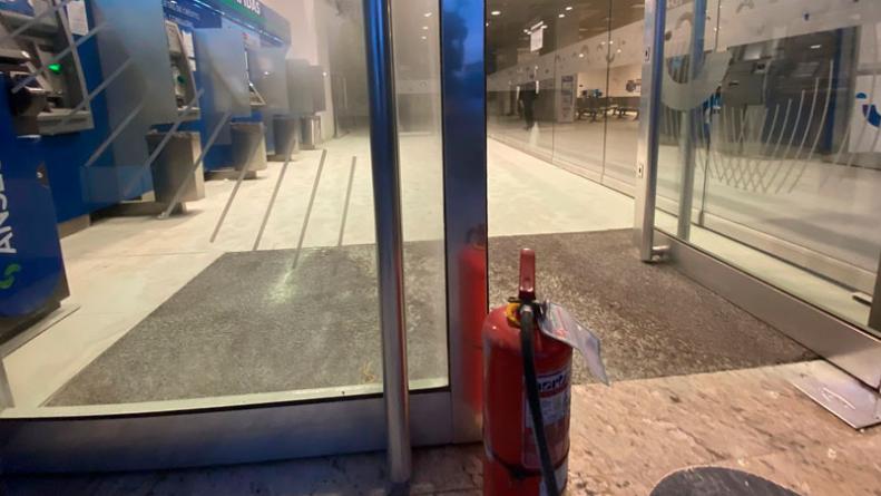 Una mujer agarró un matafuego y causó destrozos en el ingreso de un banco