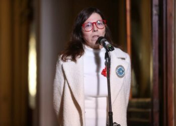 Batakis suma avales pero de la mano de demandas clave