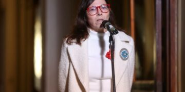 Batakis suma avales pero de la mano de demandas clave