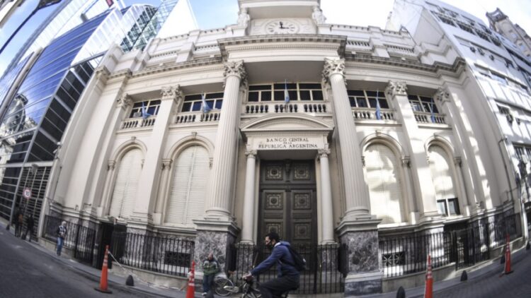 El BCRA ratificó que mantendrá la política de ajuste de tasas y devaluación