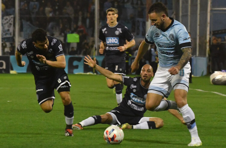 Belgrano no pudo con Independiente Rivadavia como local pero sigue cómodo puntero