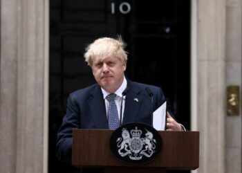 Johnson anunció su dimisión ante el vacío de su Ejecutivo