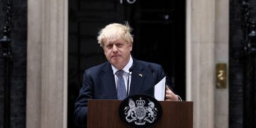 Johnson anunció su dimisión ante el vacío de su Ejecutivo