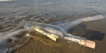 Encontraron un mensaje en una botella que su hijo muerto había escrito hace 33 años