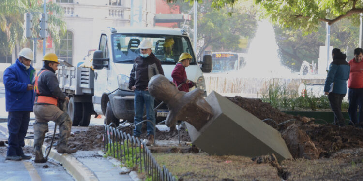 Destrozos e inundación en el centro de Córdoba tras la rotura de un caño