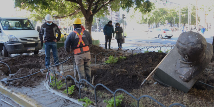 Destrozos e inundación en el centro de Córdoba tras la rotura de un caño