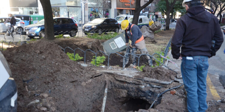 Destrozos e inundación en el centro de Córdoba tras la rotura de un caño
