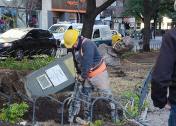 Destrozos e inundación en el centro de Córdoba tras la rotura de un caño