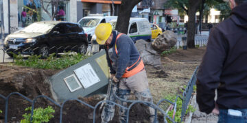 Destrozos e inundación en el centro de Córdoba tras la rotura de un caño