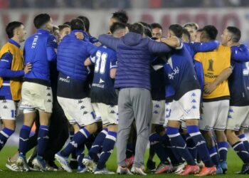 River fue eliminado por Vélez en una noche polémica