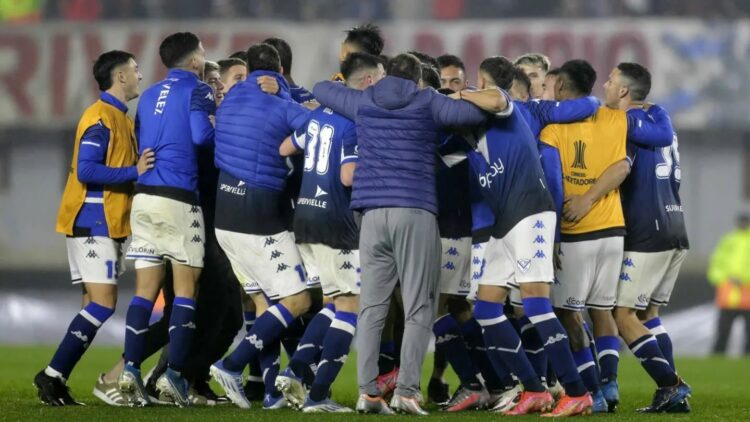 River fue eliminado por Vélez en una noche polémica