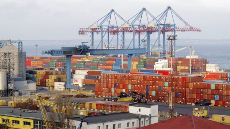 El puerto de Odesa es un sitio clave para la salida de granos de Ucrania.