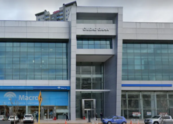 Una mujer agarró un matafuego y causó destrozos en el ingreso de un banco