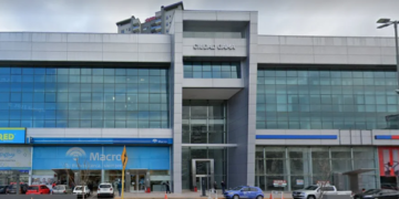 Una mujer agarró un matafuego y causó destrozos en el ingreso de un banco