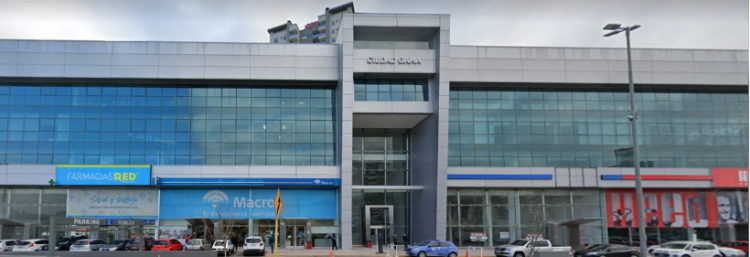 Una mujer agarró un matafuego y causó destrozos en el ingreso de un banco